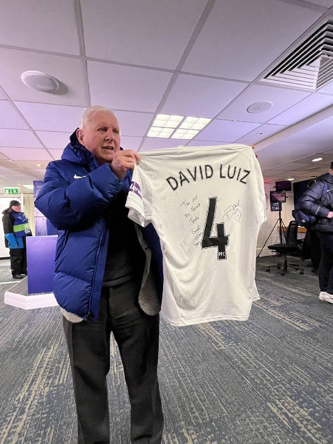 大卫-路易斯送签名球衣给退休员工，后者为切尔西工作了56年